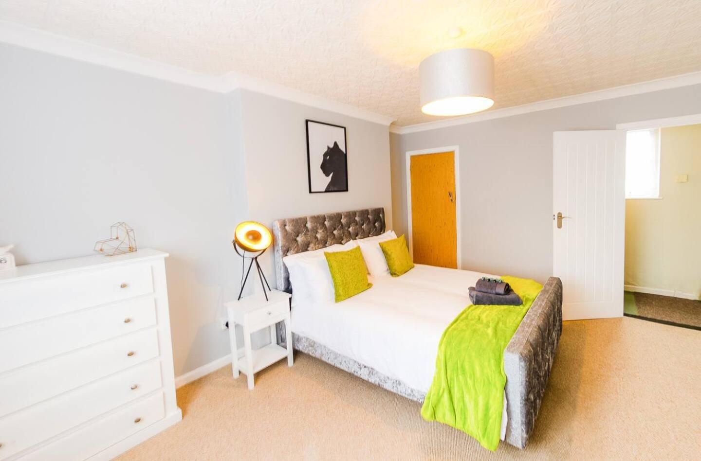 4 Bed - 2 Baths 1 Walk In Shower Lots Of Parking Ίπσουιτς Εξωτερικό φωτογραφία